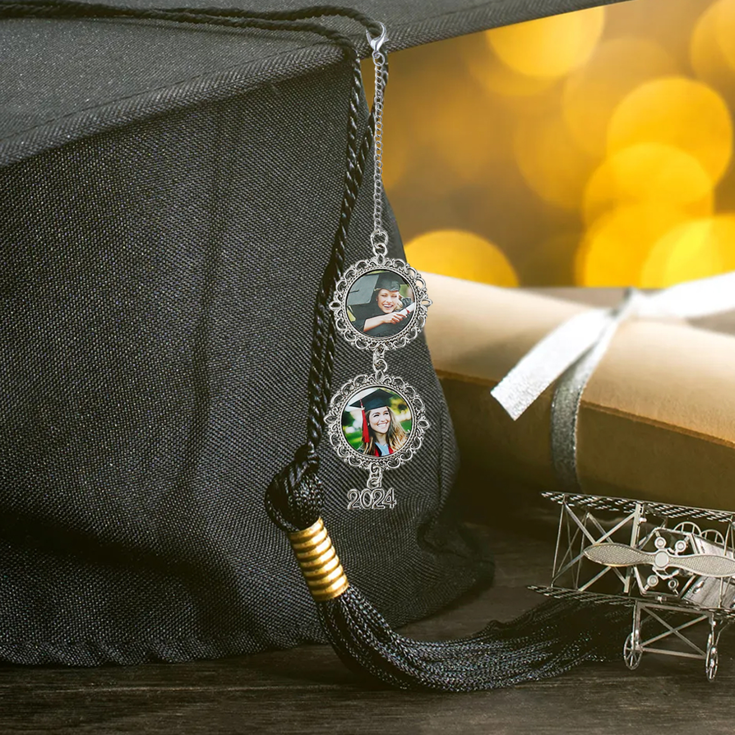 Personalisierte 2 Fotos 2024 Anhänger Vintage Graduiertenmütze mit Quaste zum Schulabschluss