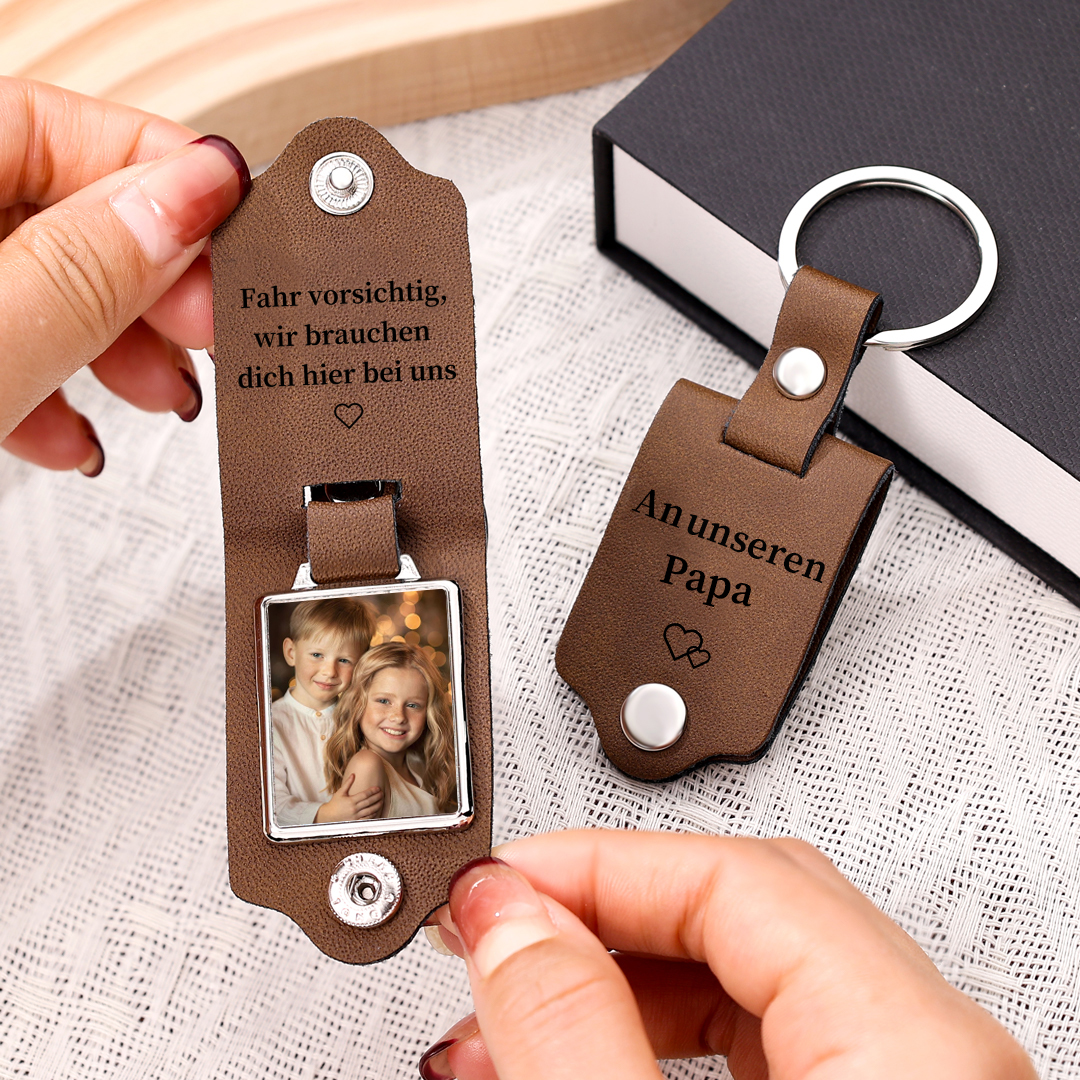 Personalisierter Foto & Text Leder Schlüsselanhänger-Fahr Vorsichtig, wir brauchen dich hier bei uns-Geschenk für Vater