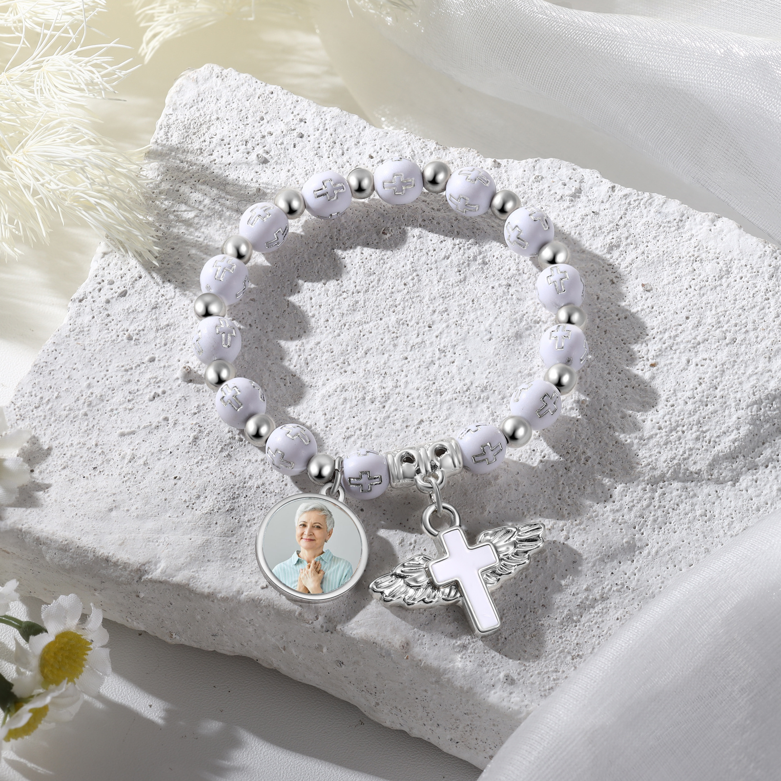 Personalisiertes Foto-Gedenkarmband mit Perlen, Engelsflügel und Rosenkranzkreuz