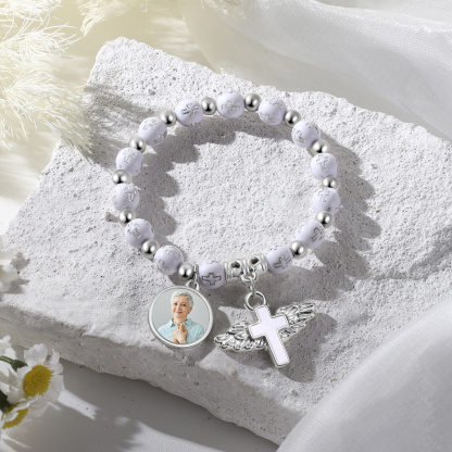 Personalisiertes Foto-Gedenkarmband mit Perlen, Engelsflügel und Rosenkranzkreuz
