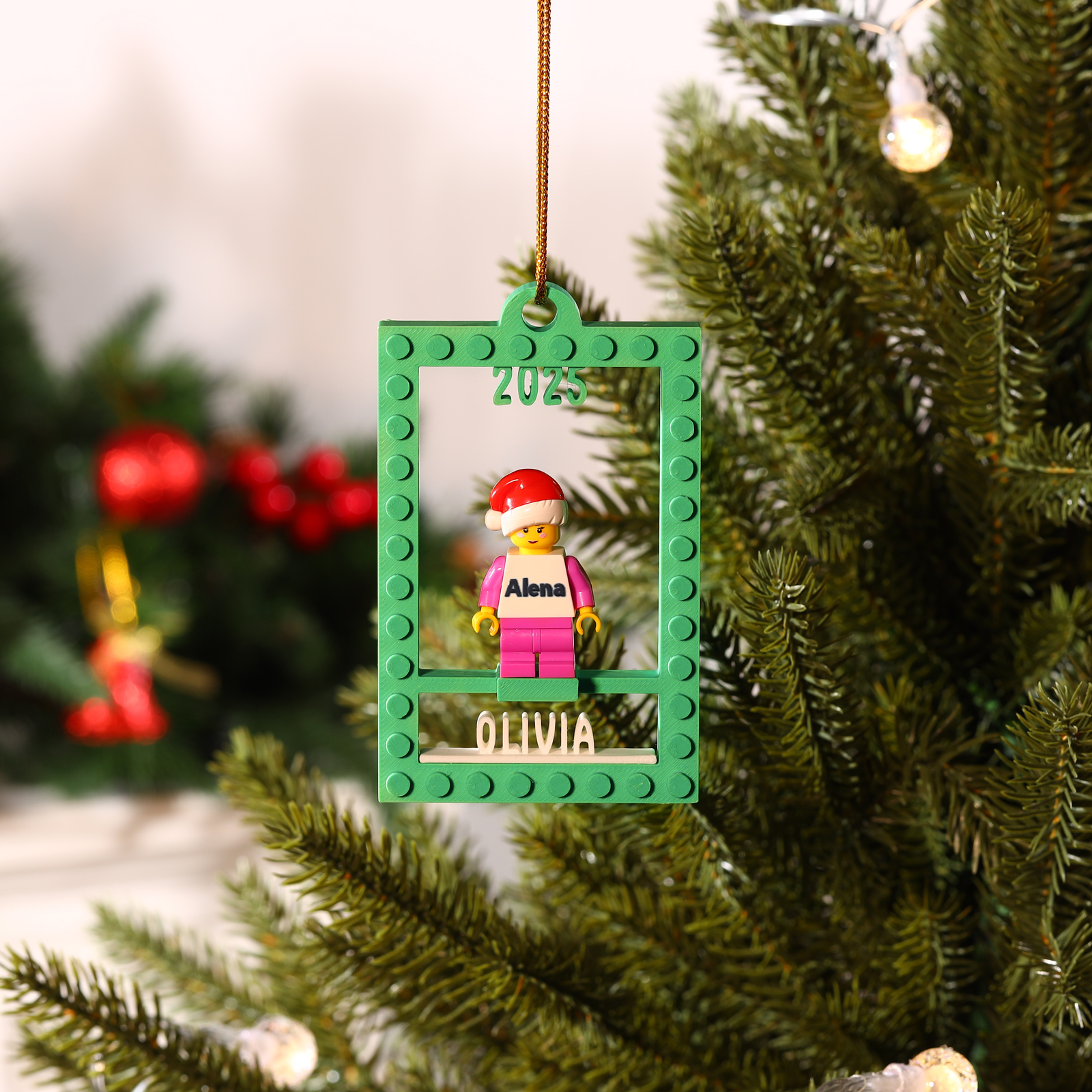Personalisierter Weihnachtsbaumanhänger in Form einer Klemmbaustein-Minifigur mit Namen und Jahr