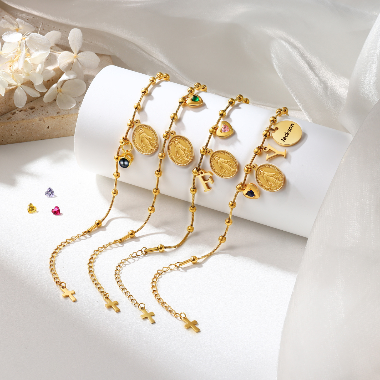 Armband in Gold mit Jungfrau Maria, Kreuz, Geburtsstein und Initiale