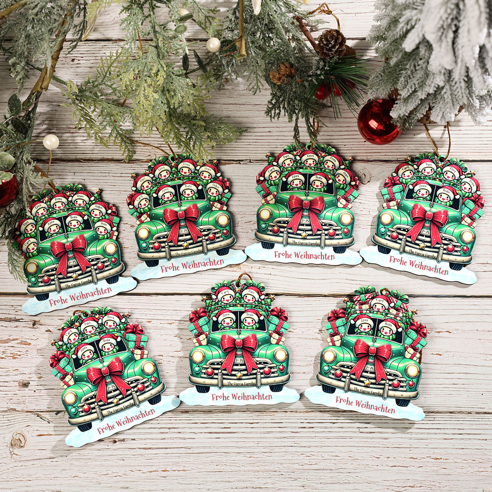Personalisierter Weihnachtsbaumschmuck Schneemannfamilie im Retro-Auto mit Geschenken