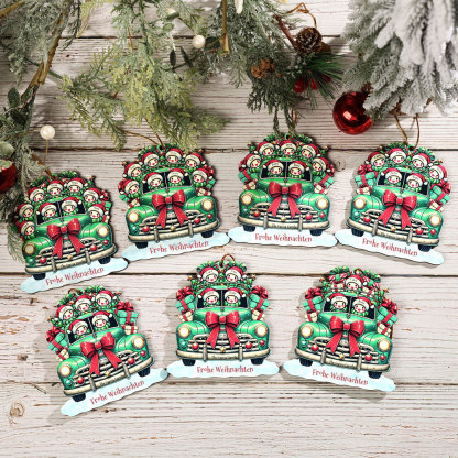 Personalisierter Weihnachtsbaumschmuck Schneemannfamilie im Retro-Auto mit Geschenken