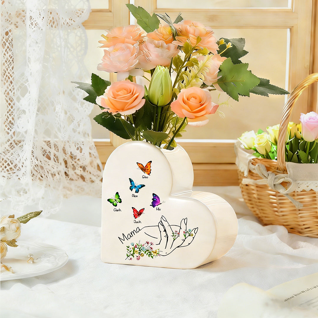 Personalisierte Herzvase aus Keramik mit 2–8 Namen und Schmetterlingsmotiv