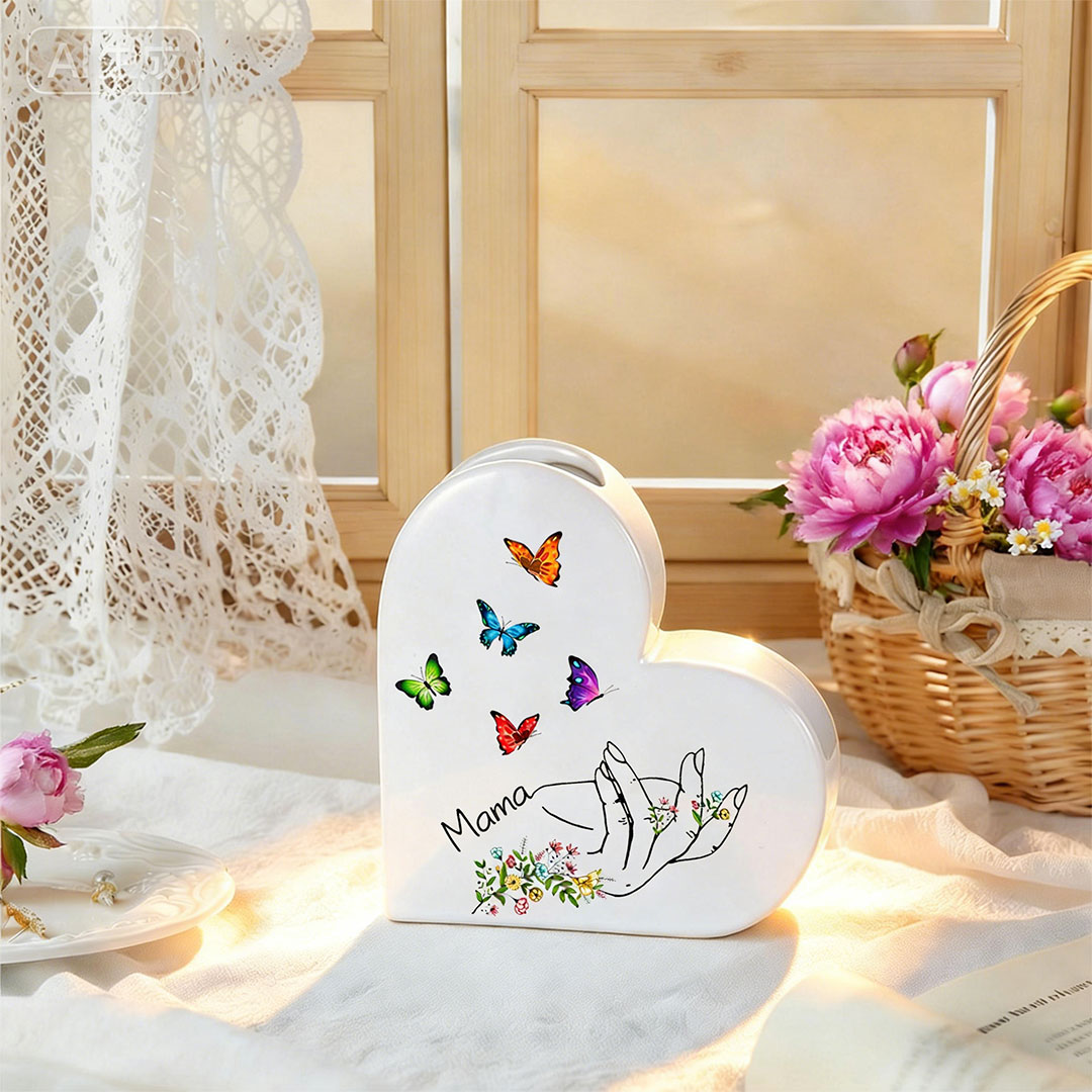 Personalisierte Herzvase aus Keramik mit 2–8 Namen und Schmetterlingsmotiv
