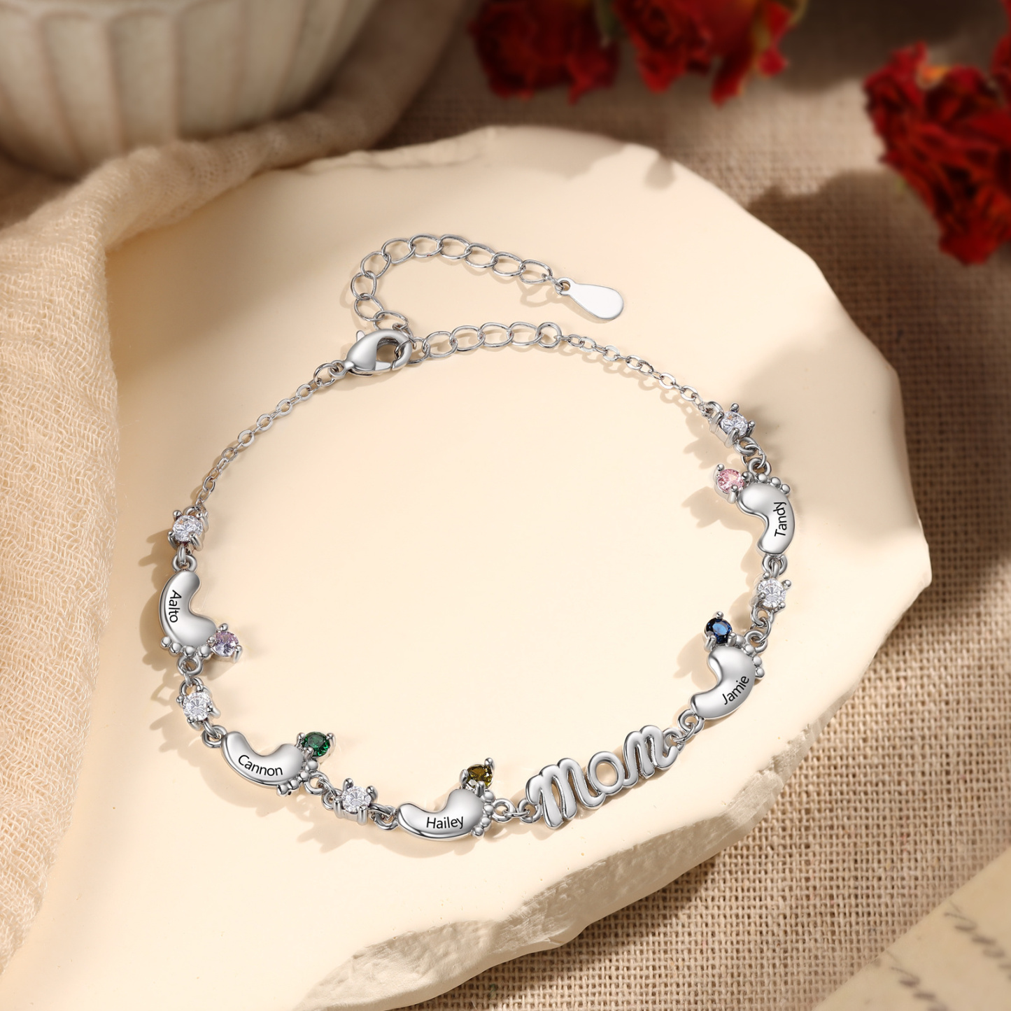Personalisiertes Mama Armband mit 2–5 Babyfüßen, Namen und Geburtssteinen
