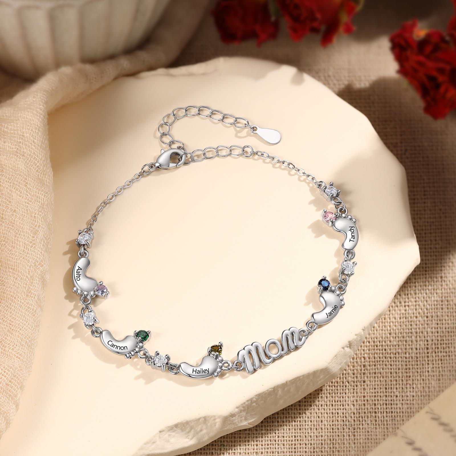 Personalisiertes Mama Armband mit 2–5 Babyfüßen, Namen und Geburtssteinen