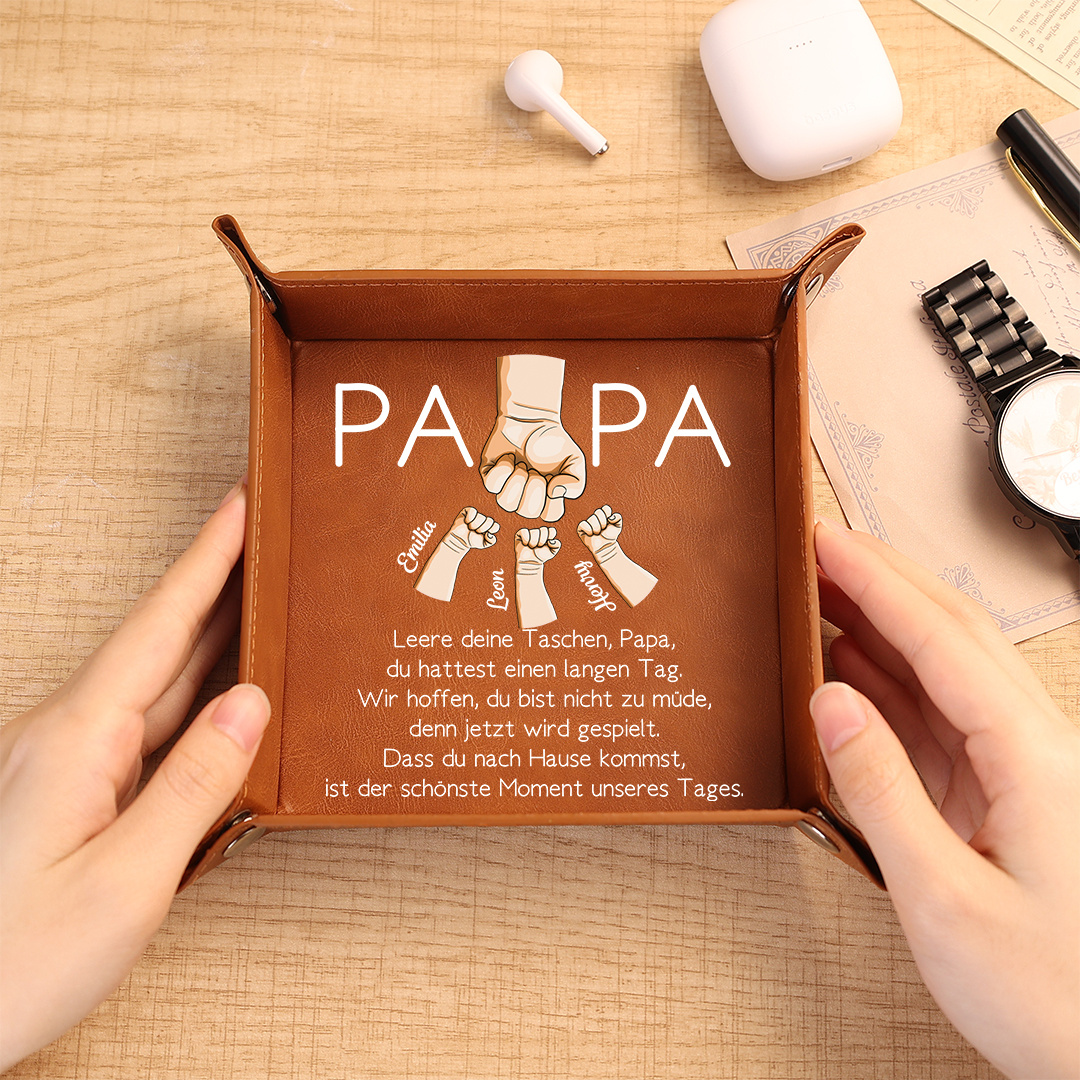 Personalisierte Ablageschale aus Leder für Papa graviert mit 1–6 Namen und Fist-Bump-Motiv