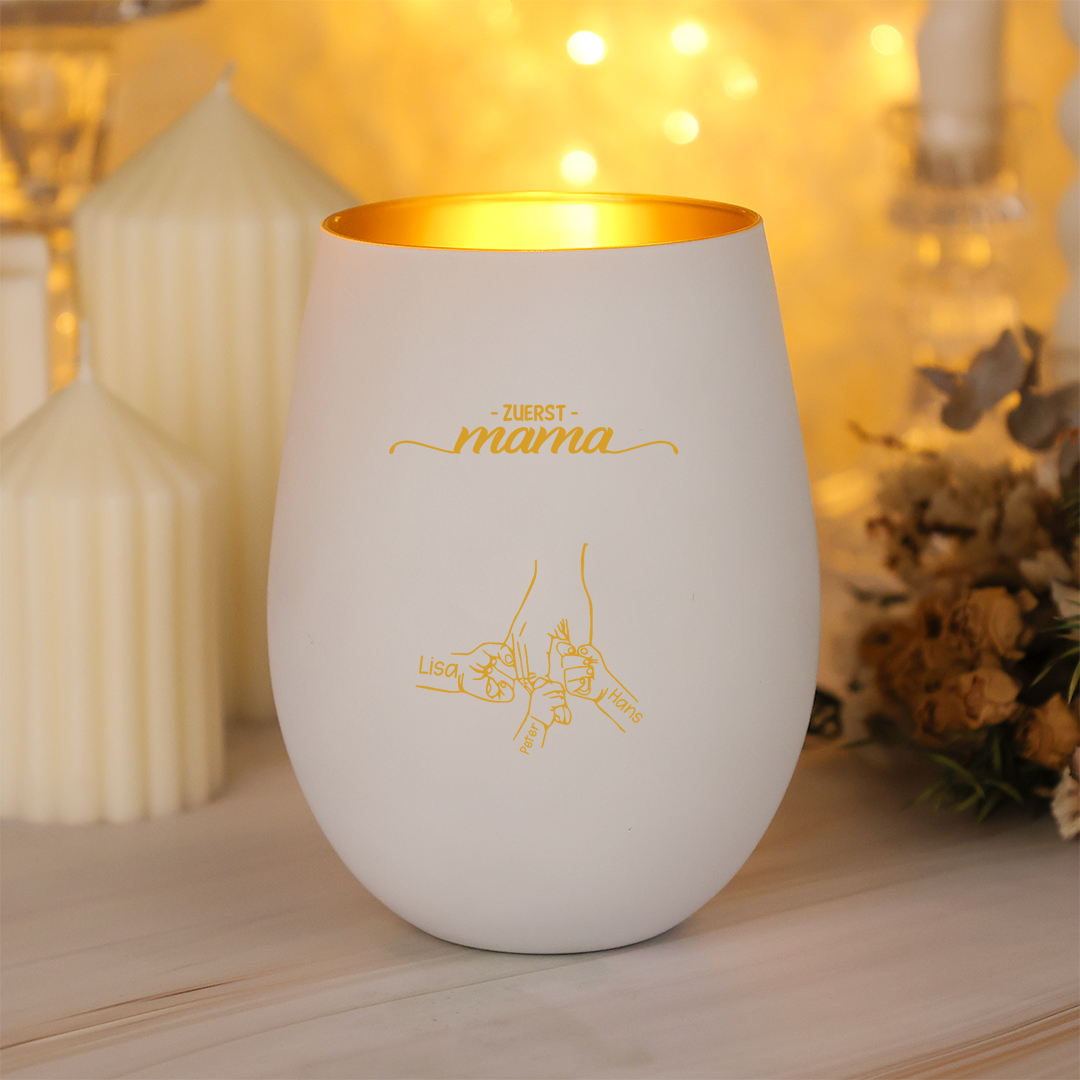 Personalisierter Glas-Kerzenhalter in Handform mit 2–14 Kindernamen – Erst Mama, jetzt Oma