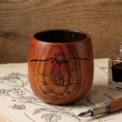 Personalisierter Whiskybecher aus Holz mit 2–12 Namen und Fauststoß-Motiven