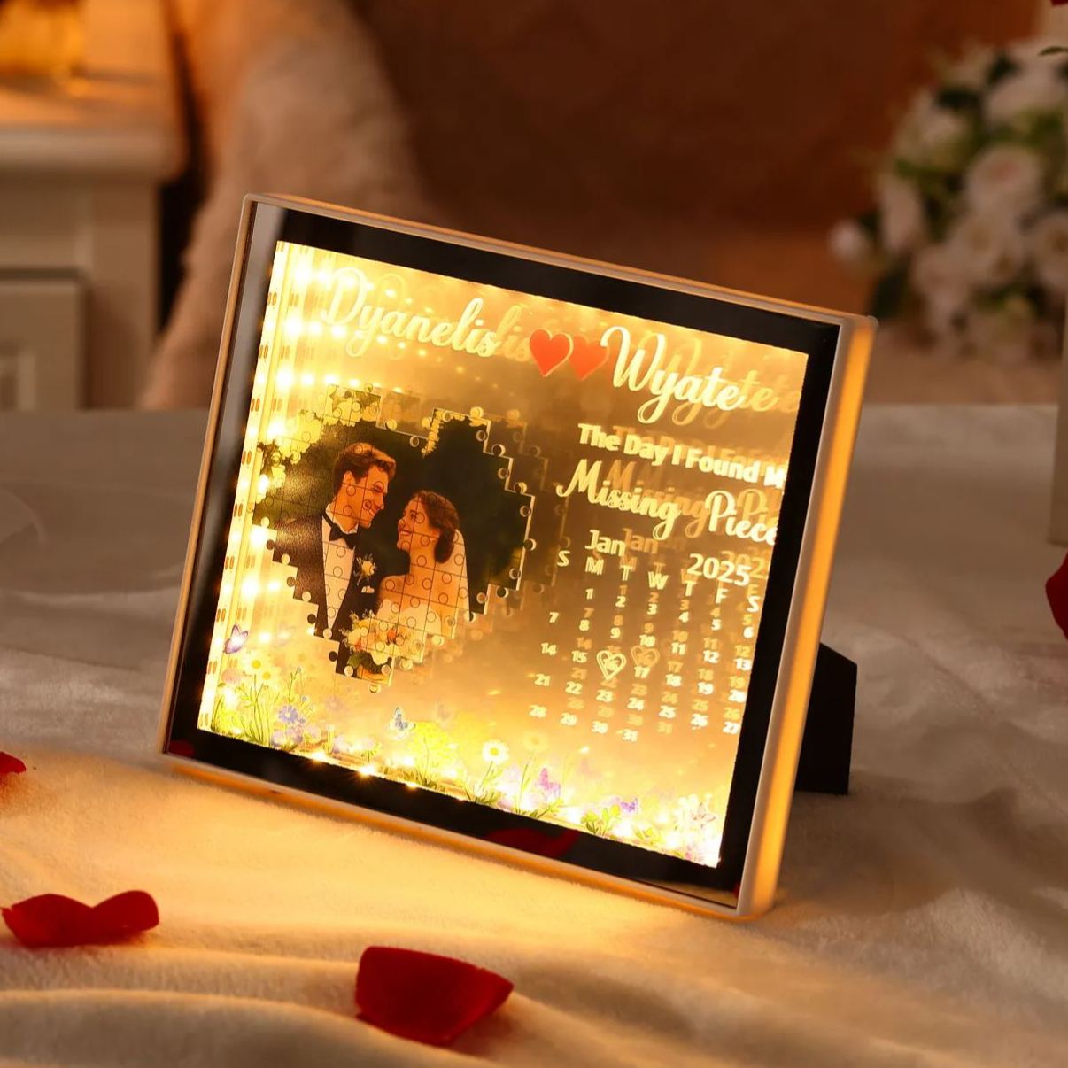 Personalisierter LED‑Bilderrahmen mit Fotokalender – 2 Namen & Herz‑Puzzle, Geschenk für Paare
