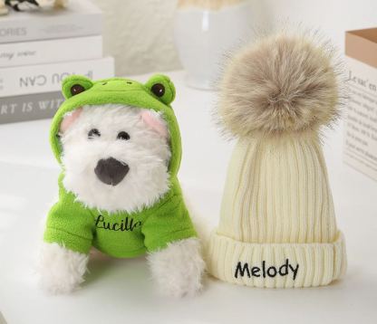 Personalisiertes Set aus Plüschhund und Mütze – Namensstickerei auf Hoodie & Bommelmütze