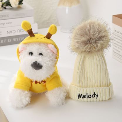 Personalisiertes Set aus Plüschhund und Mütze – Namensstickerei auf Hoodie & Bommelmütze