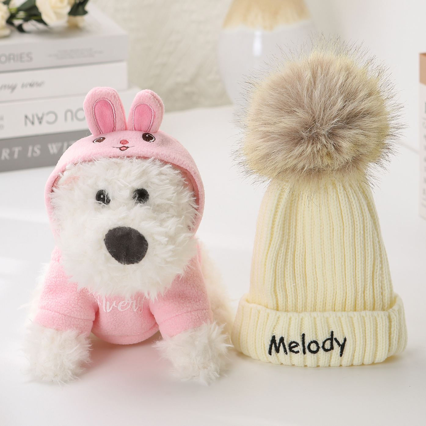 Personalisiertes Set aus Plüschhund und Mütze – Namensstickerei auf Hoodie & Bommelmütze