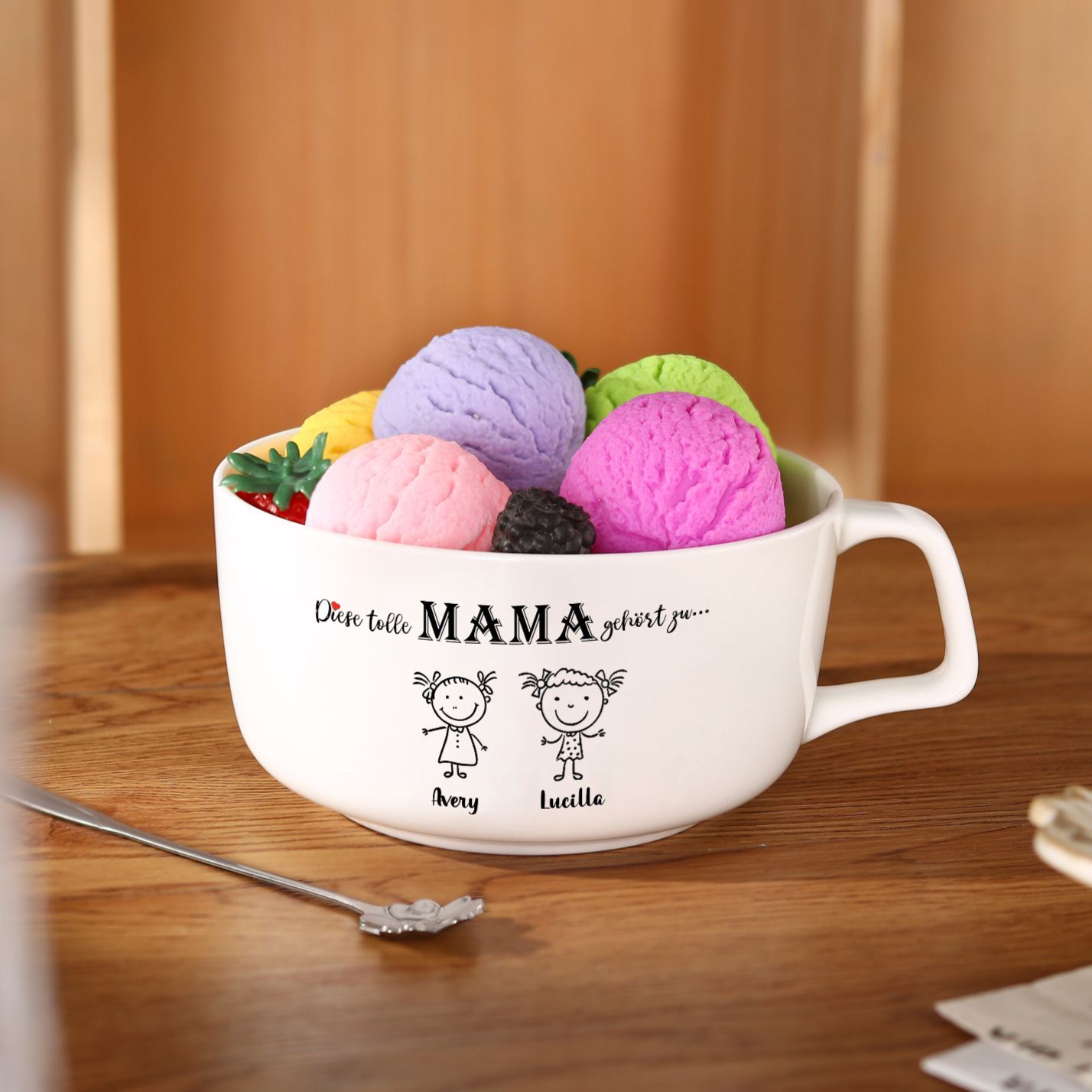 Personalisierte Mamatasse mit Strichfiguren und dem Spruch „Diese tolle MAMA gehört zu…“ – liebevolles Geschenk für Mama