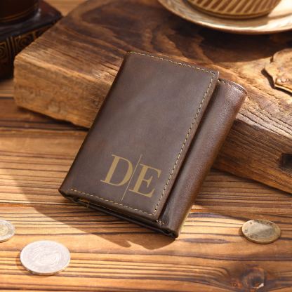 Personalisierte Geldbörse aus Echtleder mit RFID-Schutz dreifach gefaltet und mit Initialen sowie Namen