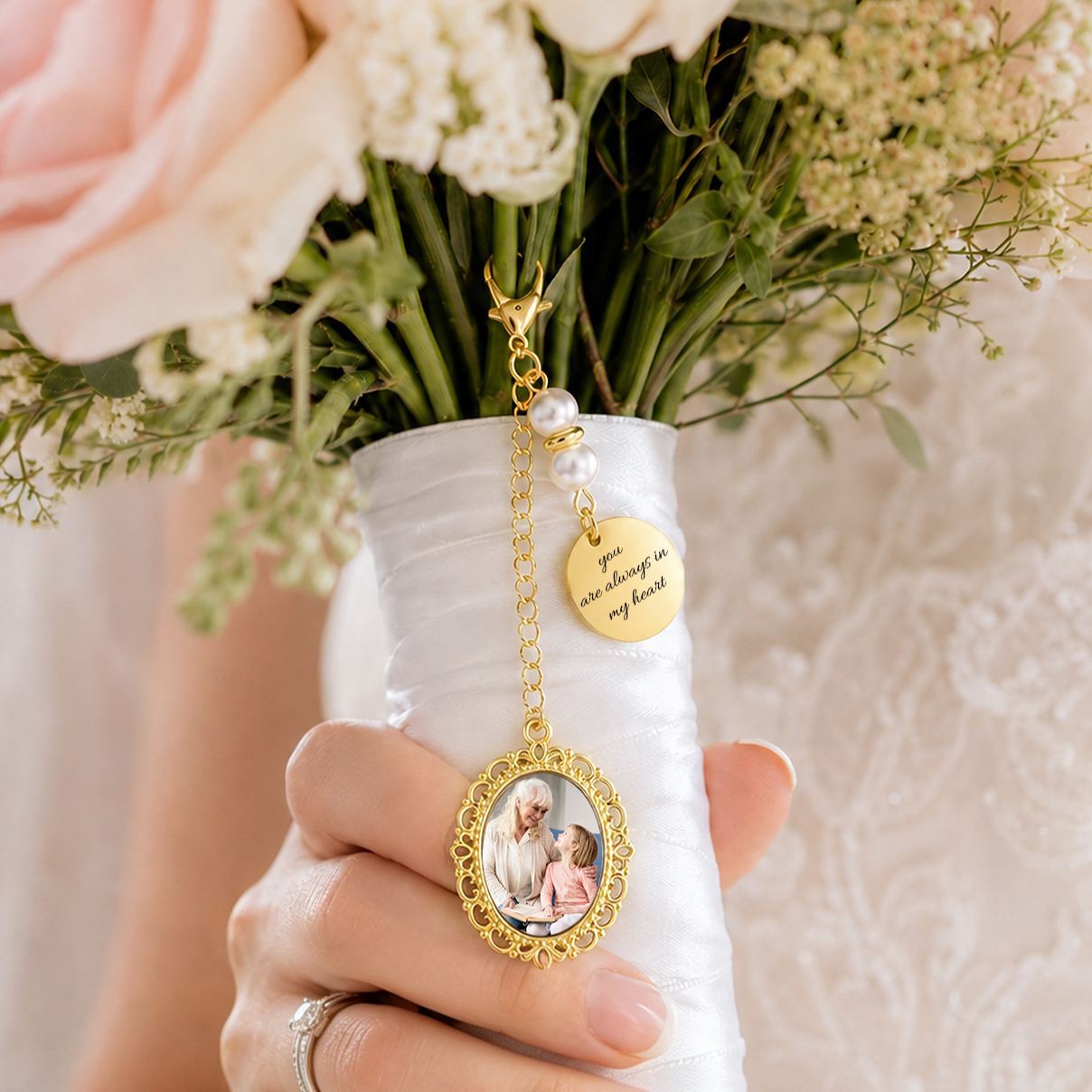 Personalisierter Fotoanhänger für den Brautstrauß mit Gravur, Geschenk für die Braut