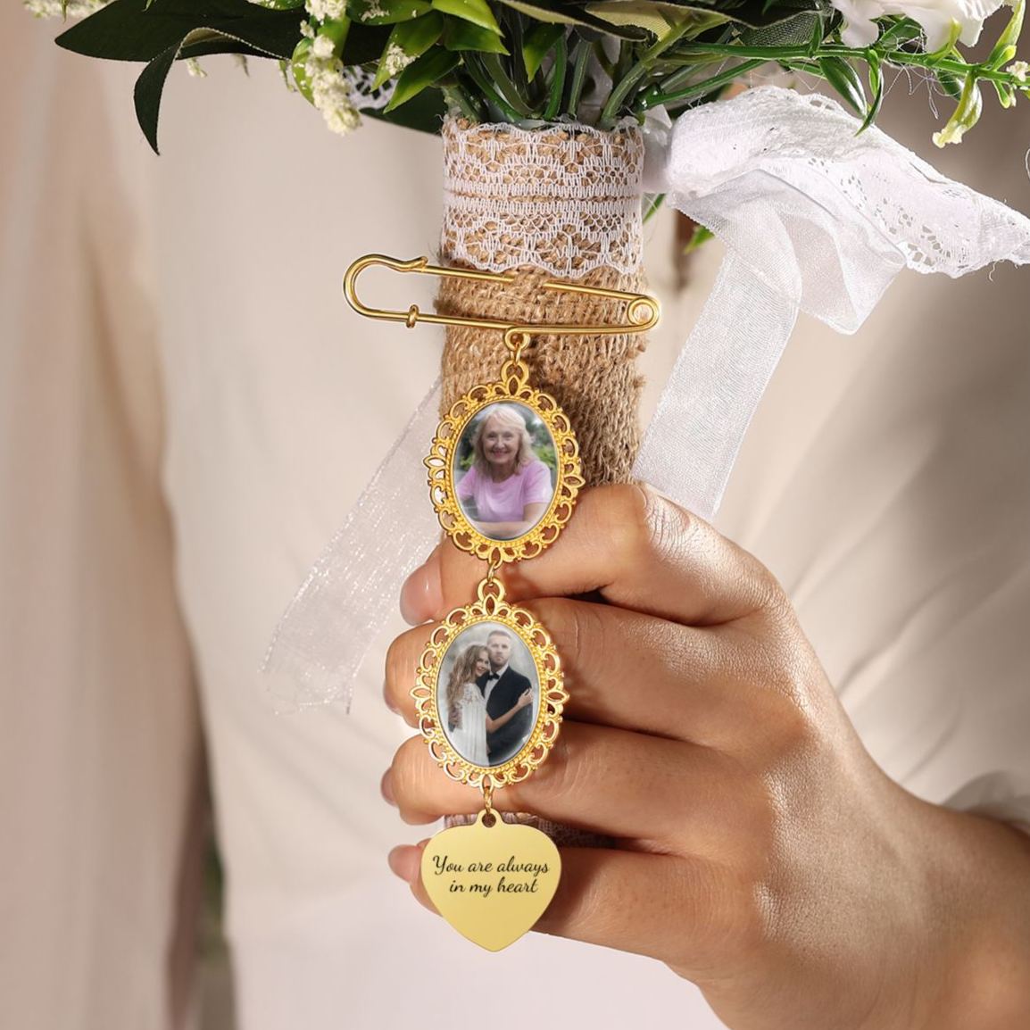 Personalisierte Foto-Brosche für Brautstrauß mit Wunschtext und Herz-Anhänger Geschenk für die Braut