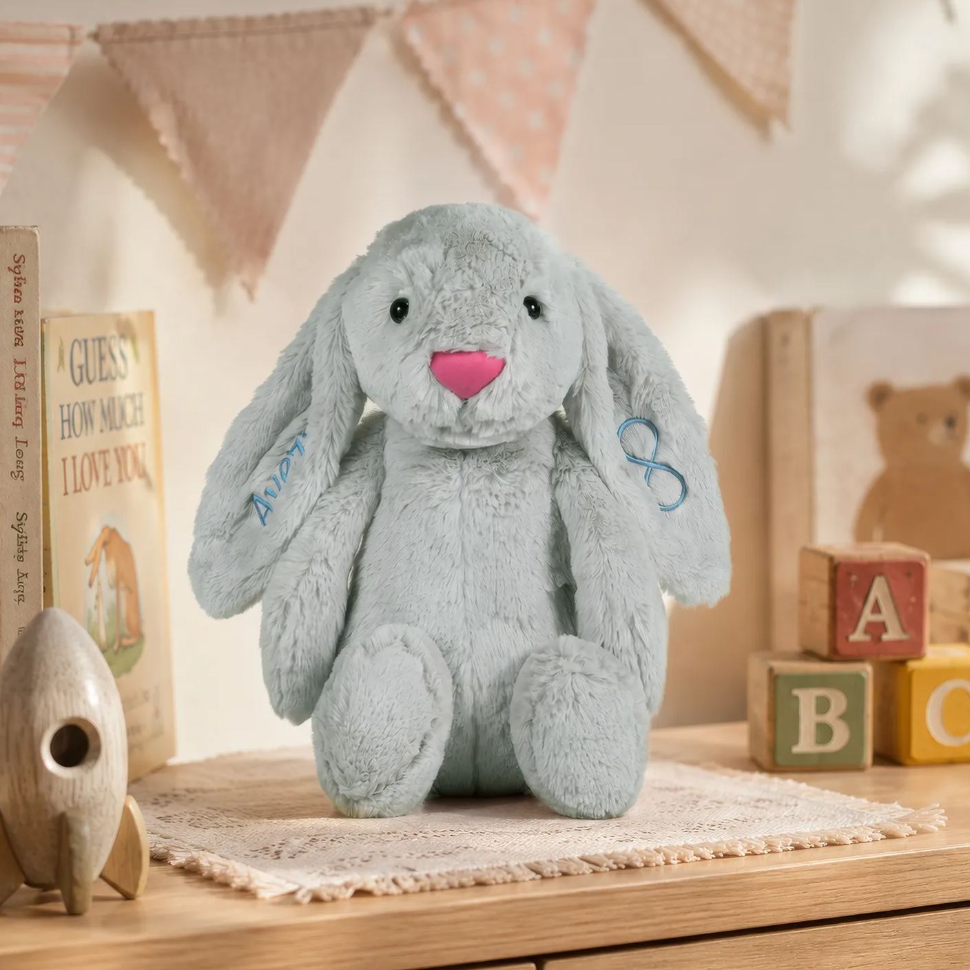 Personalisierter Plüschhase mit gesticktem Namen und Wunschmotiv Geschenk für Kinder und Enkelkinder