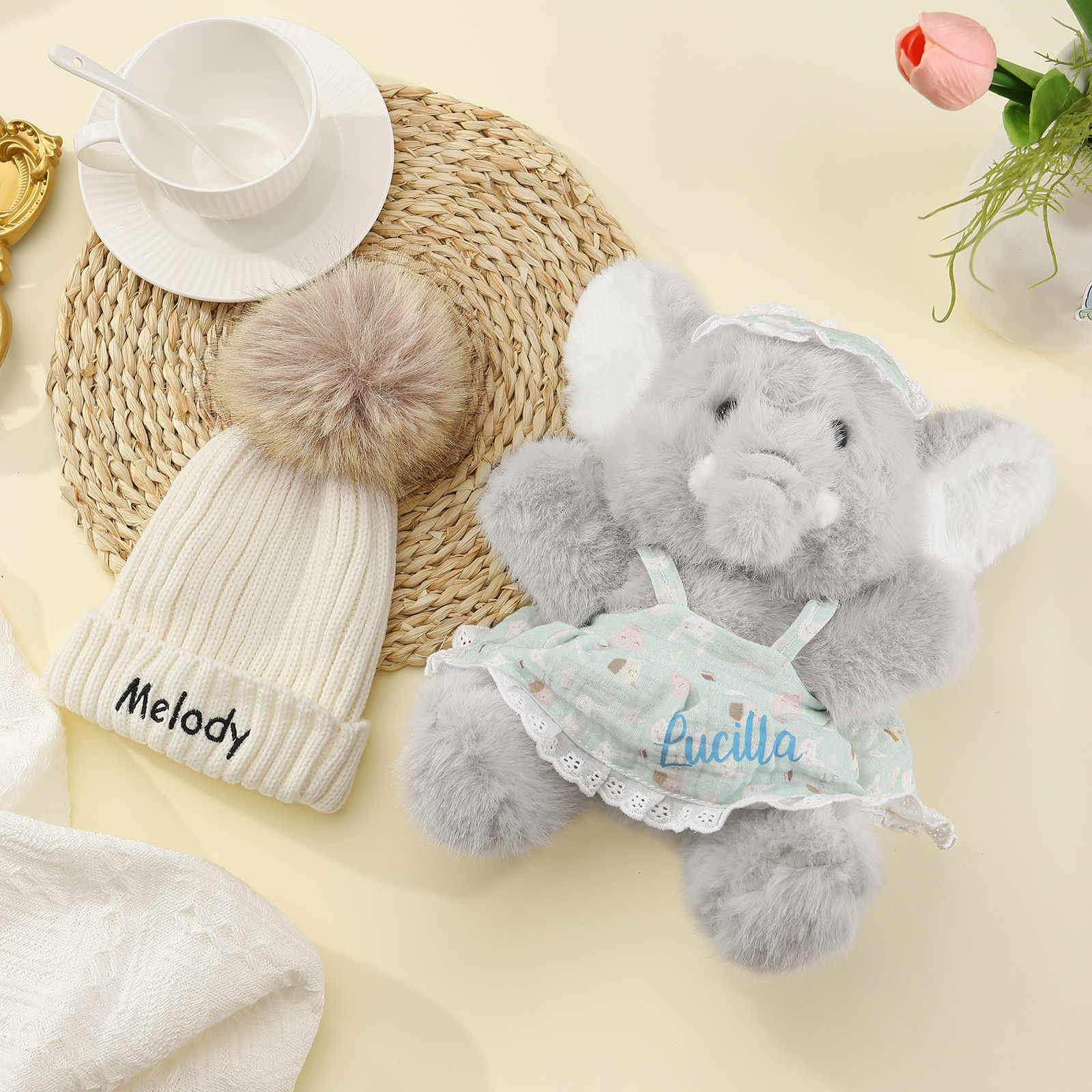 Personalisiertes Set aus Plüsch-Elefant und Bommelmütze mit Namensstickerei– Geschenk für Babys und Kinder