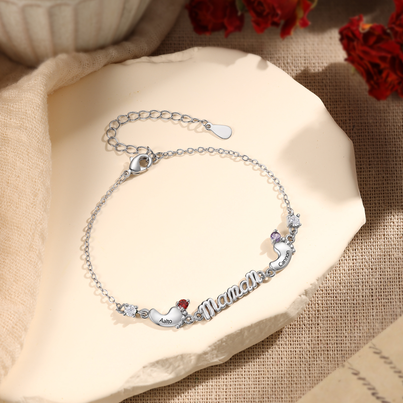 Personalisiertes Mama Armband mit 2–5 Babyfüßen, Namen und Geburtssteinen