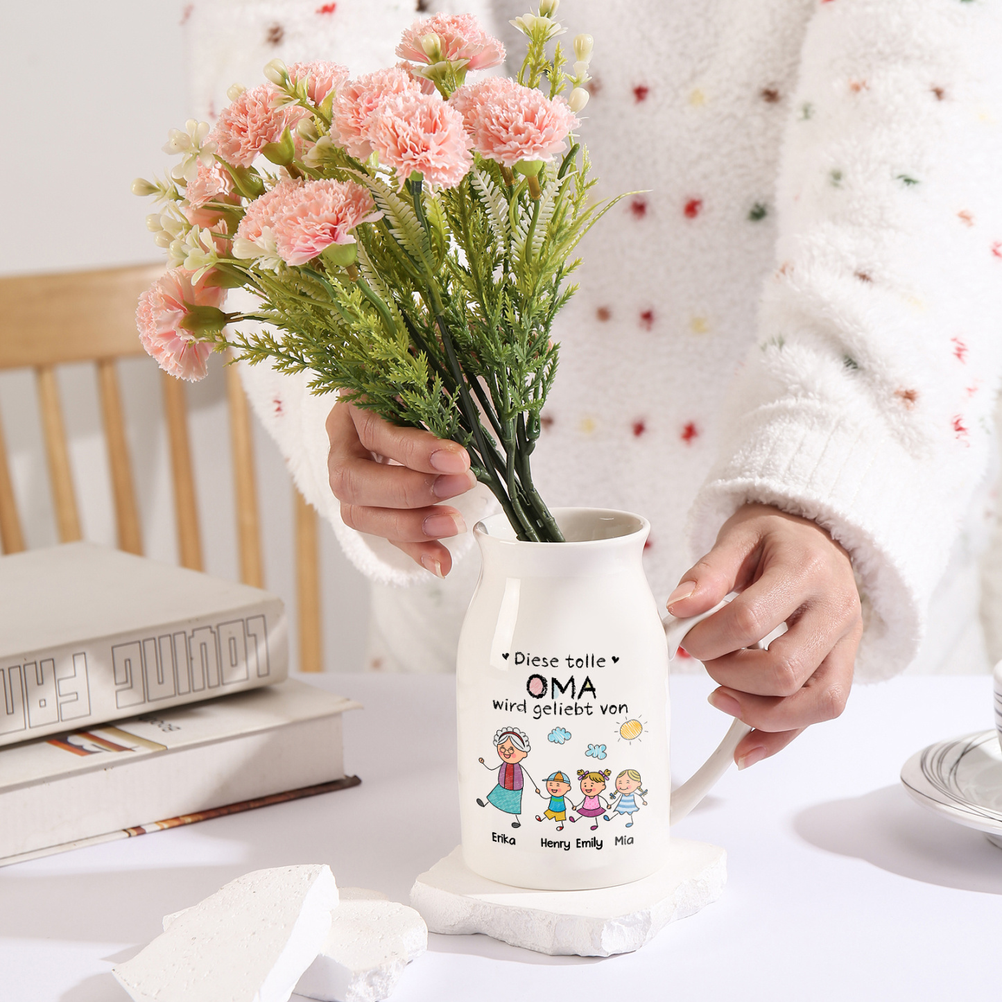 Personalisierte Blumenvase aus Keramik für Oma gestaltet mit 1–8 Namen und süßen Kinderfiguren