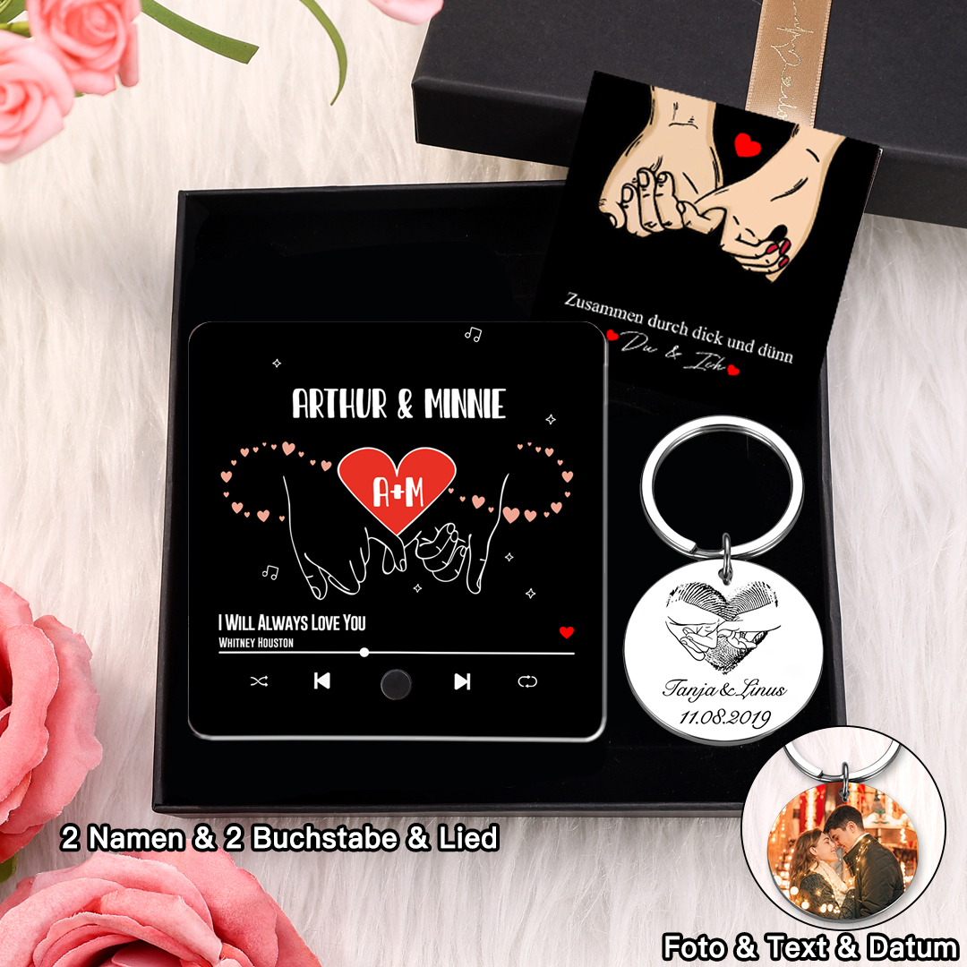 Personalisierte 2 Namen & 2 Buchstaben & Lied Acryl-Kühlschrankmagnet & Foto & Text & Datum Metall-Schlüsselanhänger –  Zusammen durch dick und dünn – Schlüsselanhänger & Kühlschrankmagnet & Nachrichtenkarte Geschenkbox Set für Paar