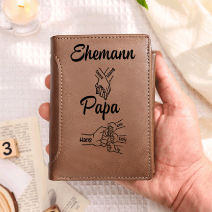 Personalisierte Herren-Ledergeldbörse mit 1–8 Kindernamen und Fist-Bump-Motiv – perfektes Geschenk für Papa