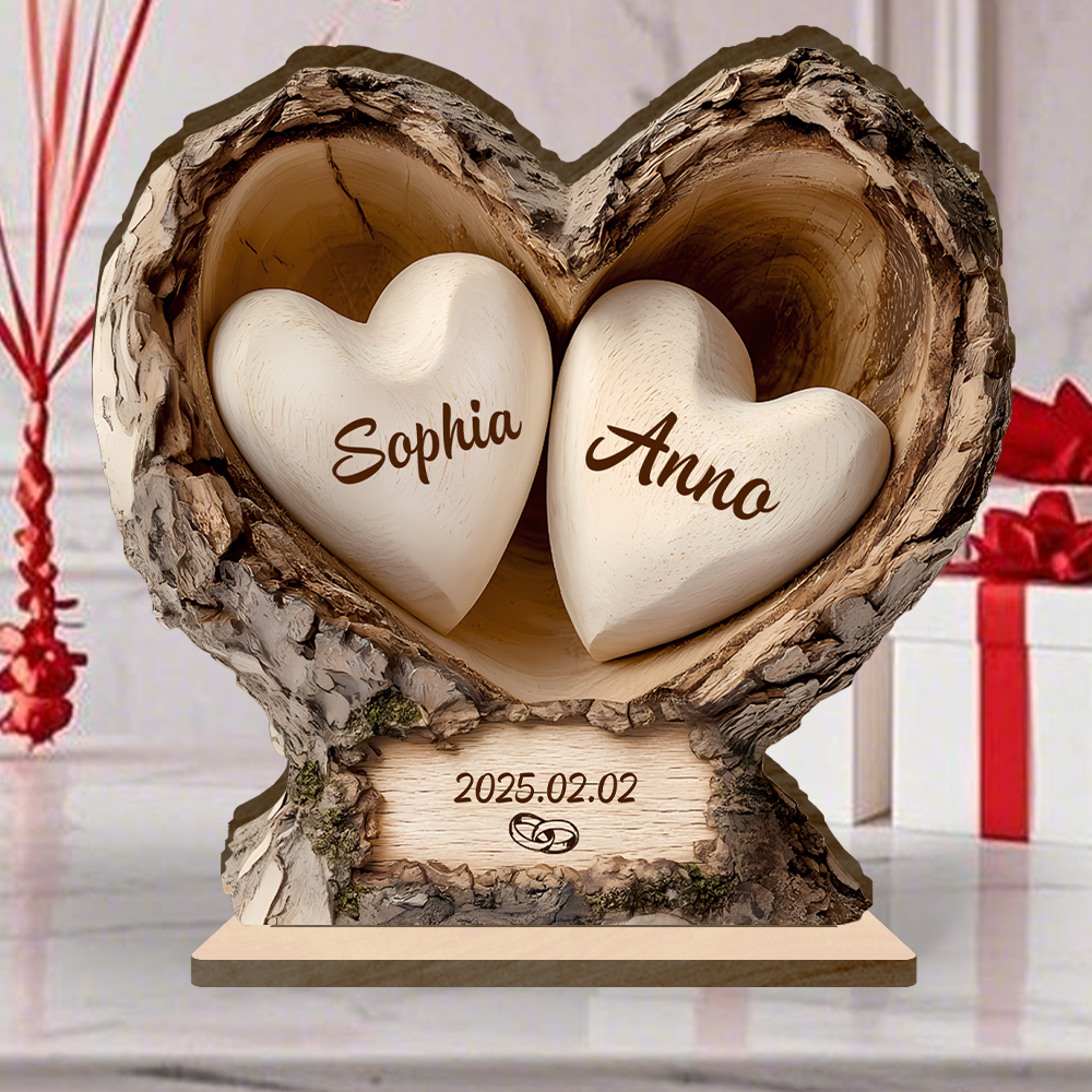 Personalisierte herzförmige Holzplakette aus Baumstammholz mit stabilem Standfuß für ein Paar