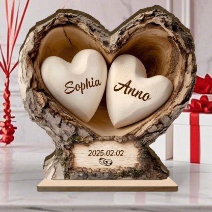 Personalisierte herzförmige Holzplakette aus Baumstammholz mit stabilem Standfuß für ein Paar