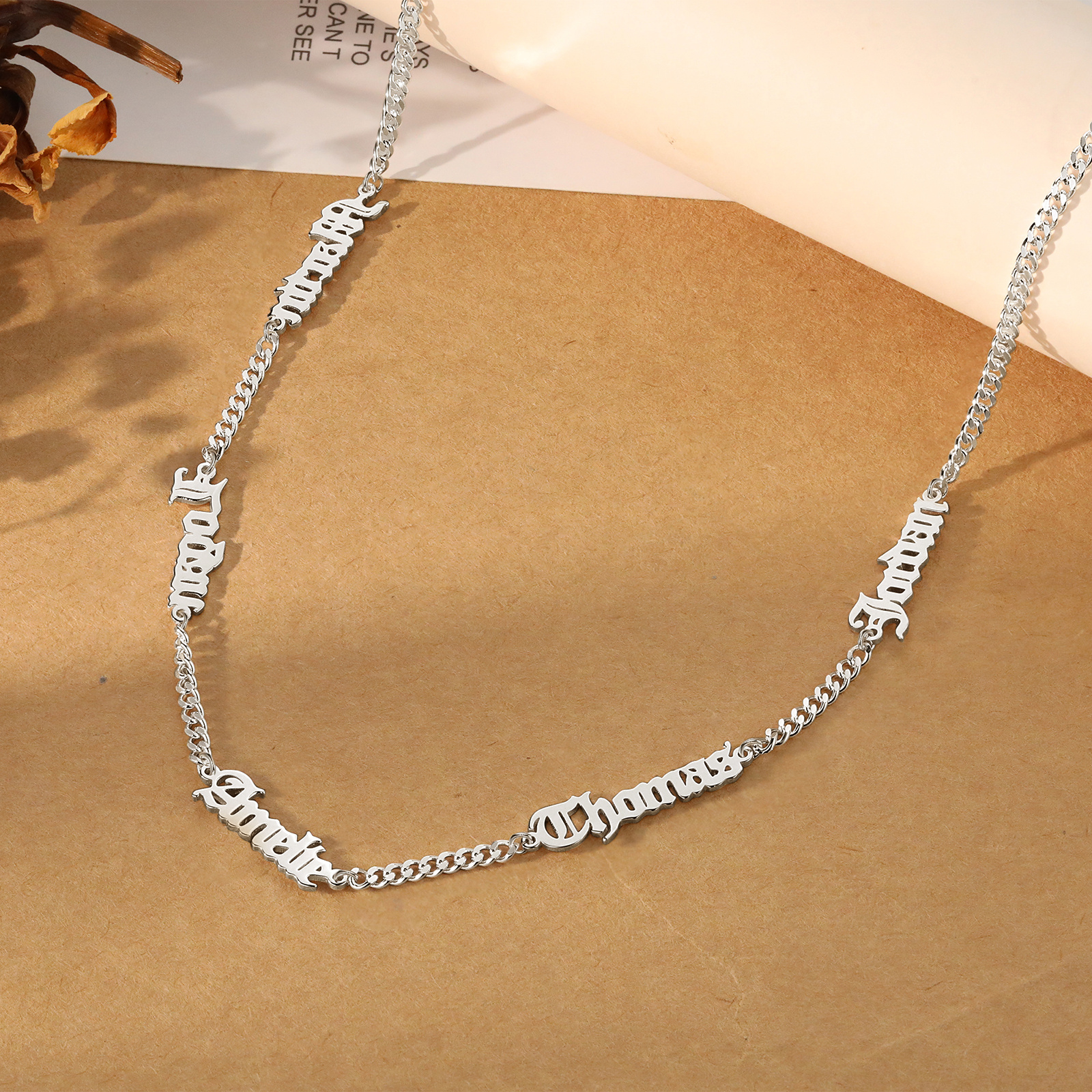 Personalisierte Gothic-Halskette für Herren mit 1–5 Namen in Old‑English‑Buchstaben