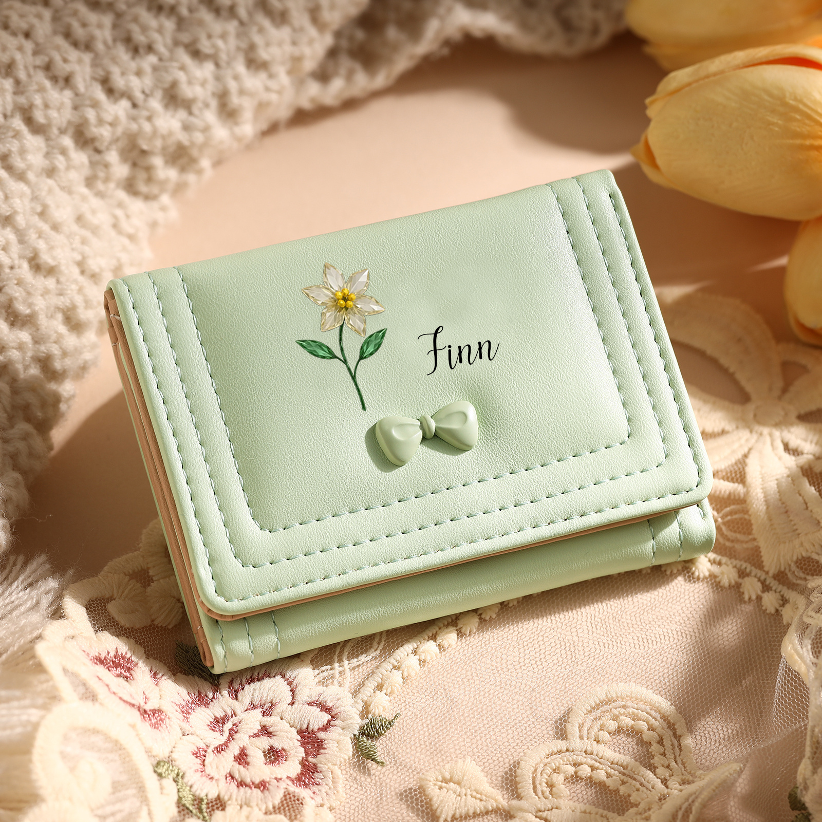 Personalisierte Damen-Geldbörse aus Leder mit Geburtsblumen-Motiv und Schleife