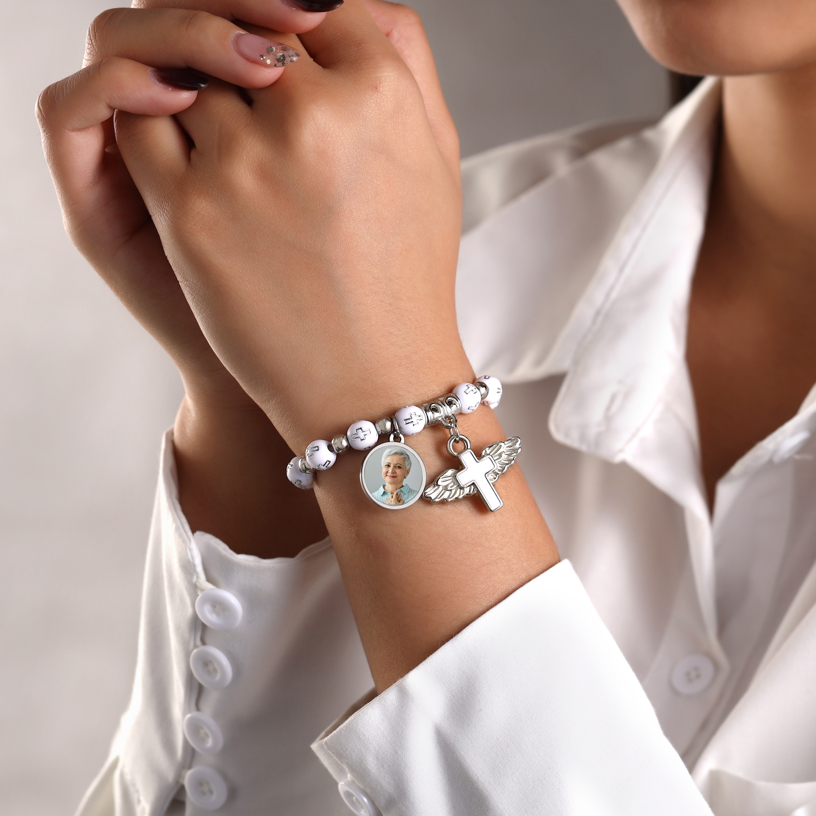 Personalisiertes Foto-Gedenkarmband mit Perlen, Engelsflügel und Rosenkranzkreuz