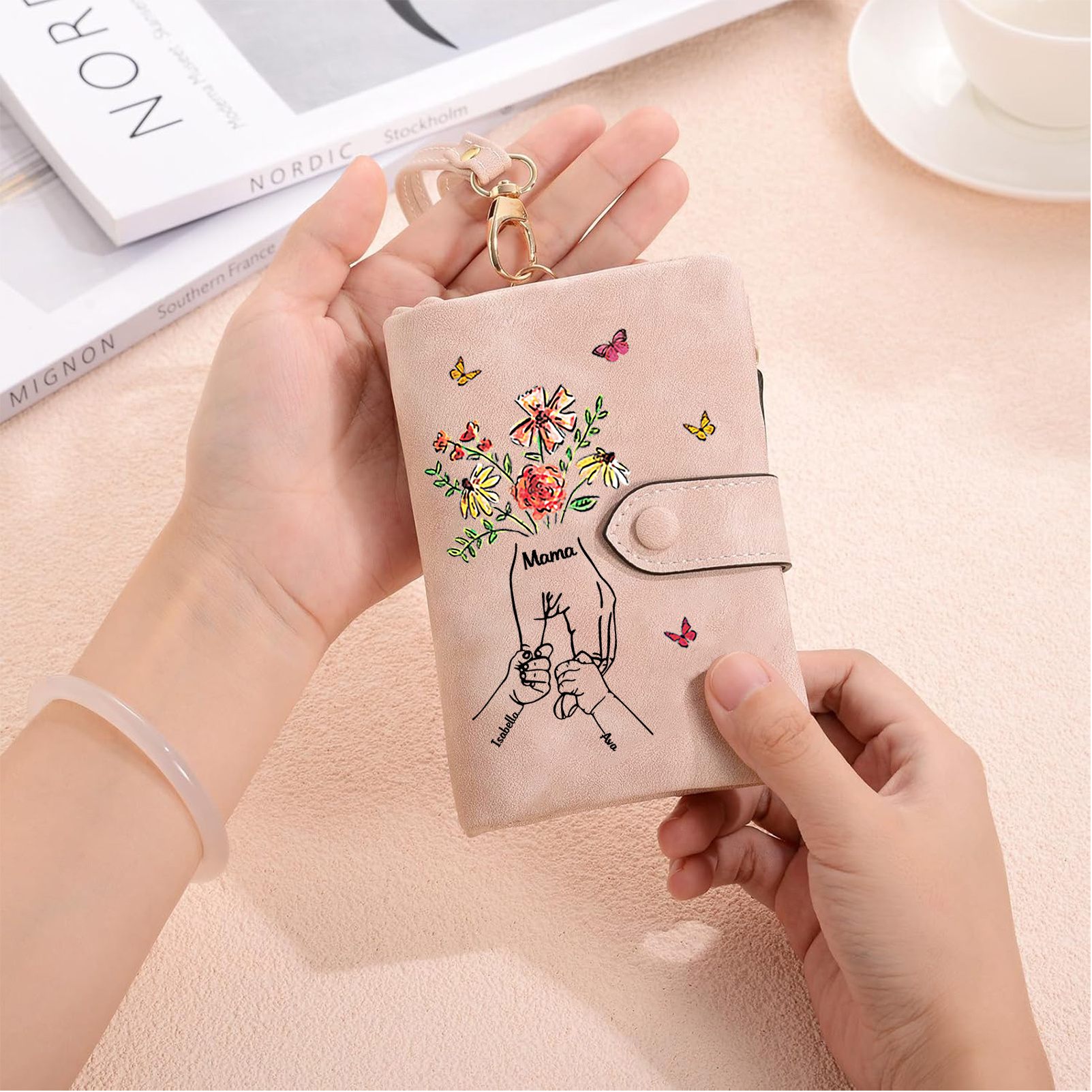Personalisierte PU-Leder-Geldbörse mit Blumen und Hand-in-Hand-Motiv sowie 2–6 Namen – liebevolles Geschenk für Mama