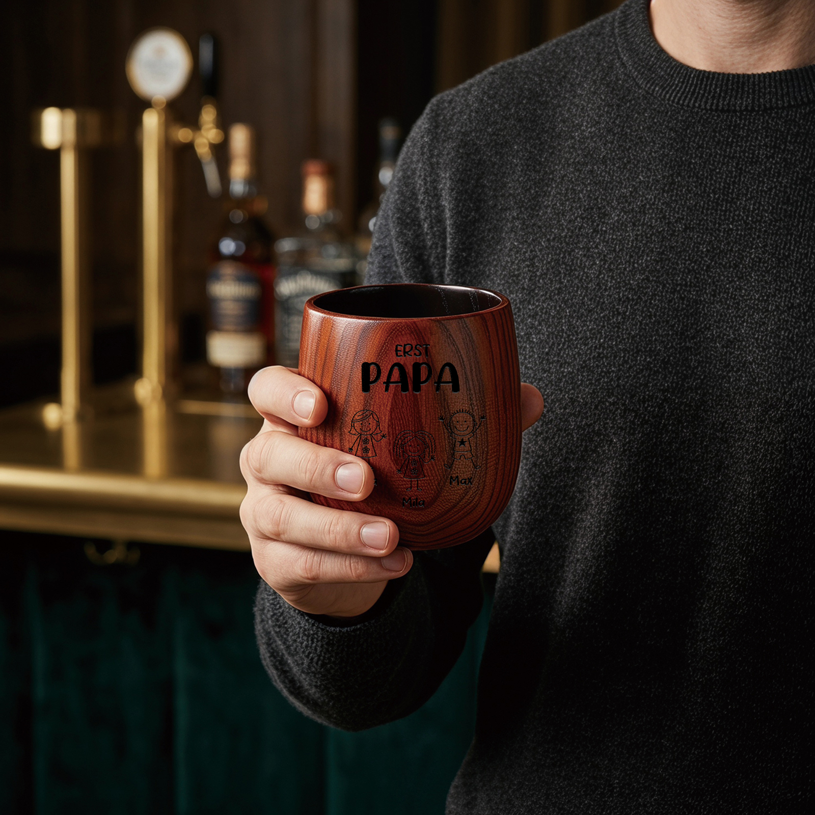 Personalisierter Whiskybecher aus Holz mit 2–16 Kinderfiguren und Namen für Papa oder Opa