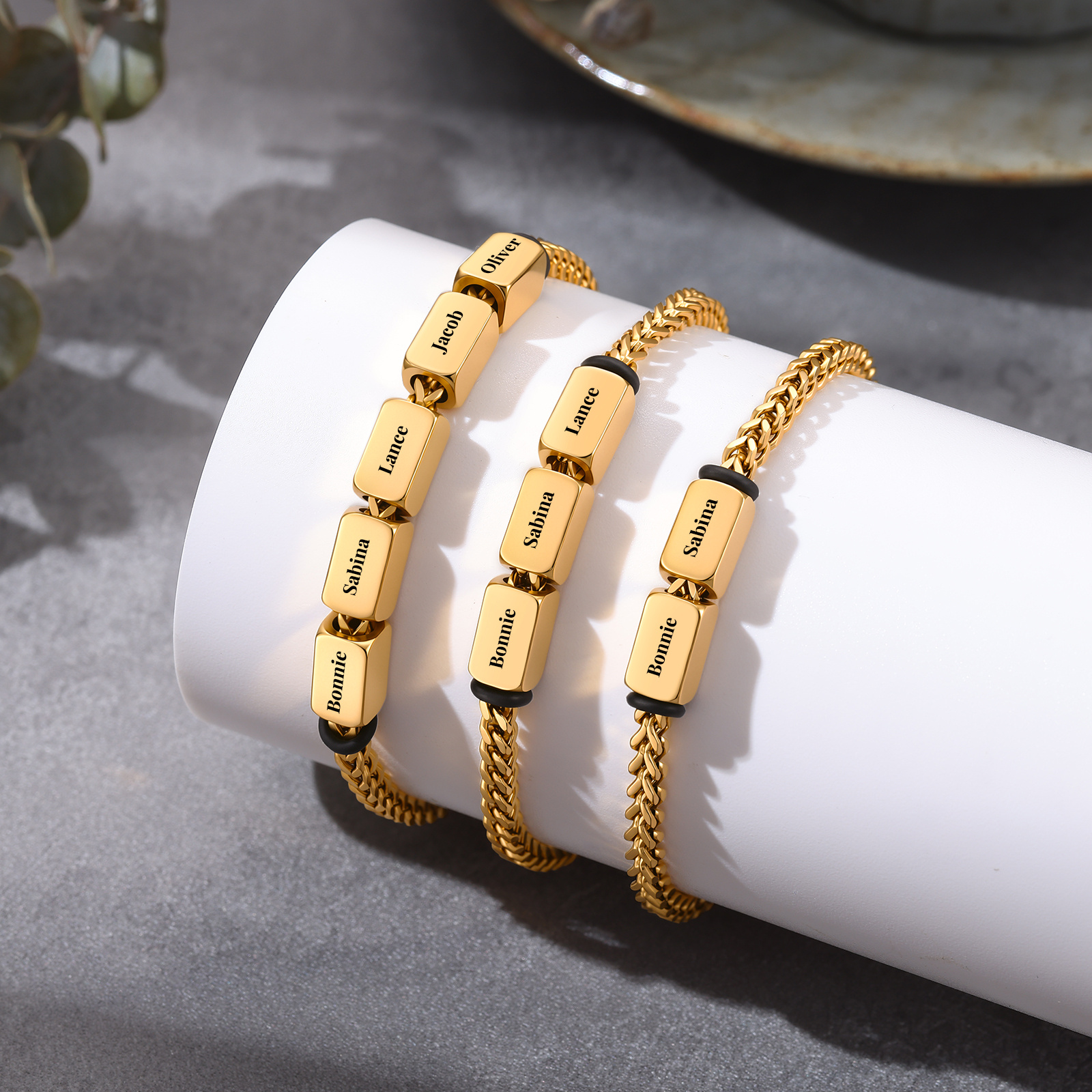 Personalisiertes Herrenarmband mit 2 bis 5 Namen goldfarbenes Cuban-Link-Armband Geschenk für Männer