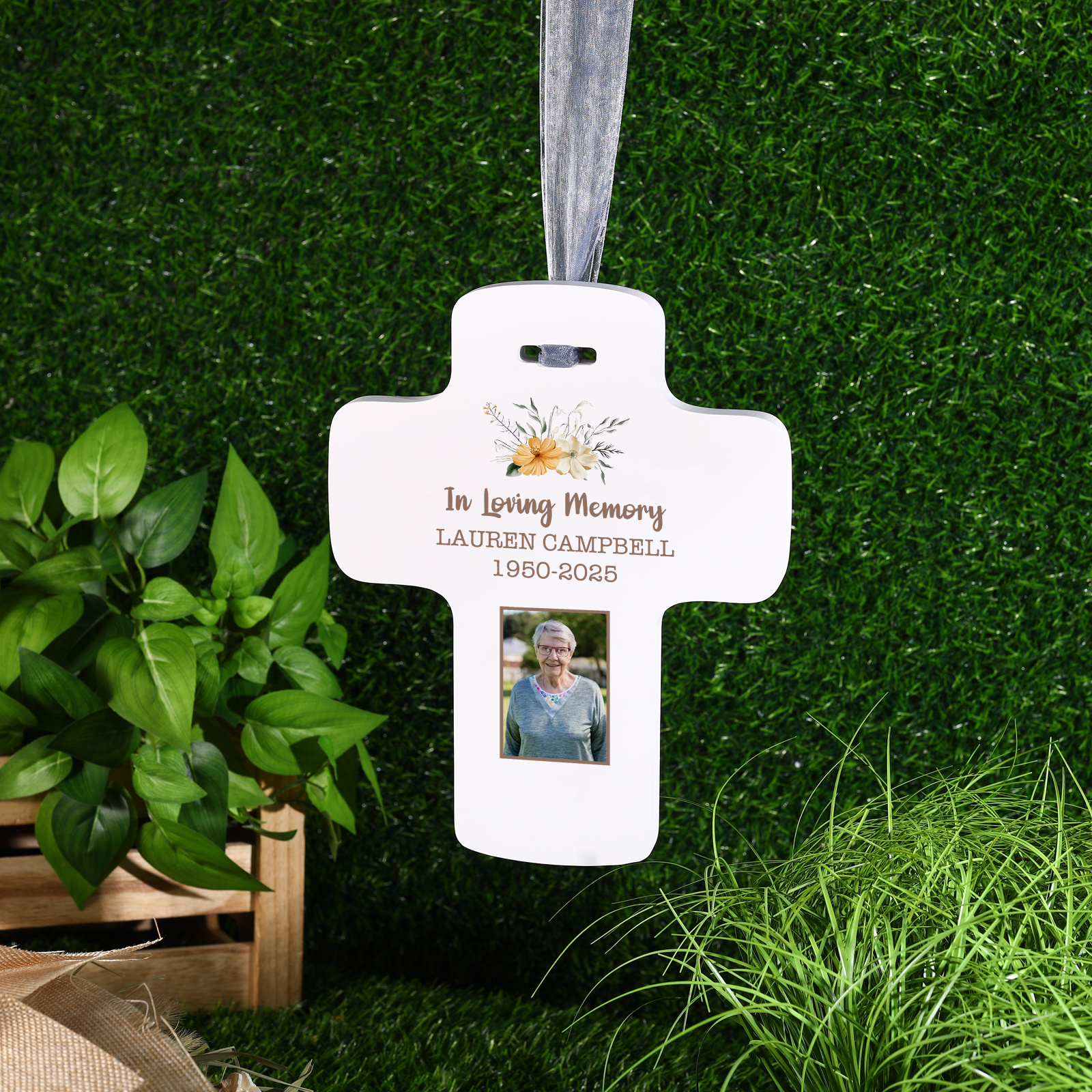 Personalisierbares Gedenkkreuz mit Foto und Blumenmotiv – Ein einzigartiges Geschenk zur Erinnerung | Kettenmachen