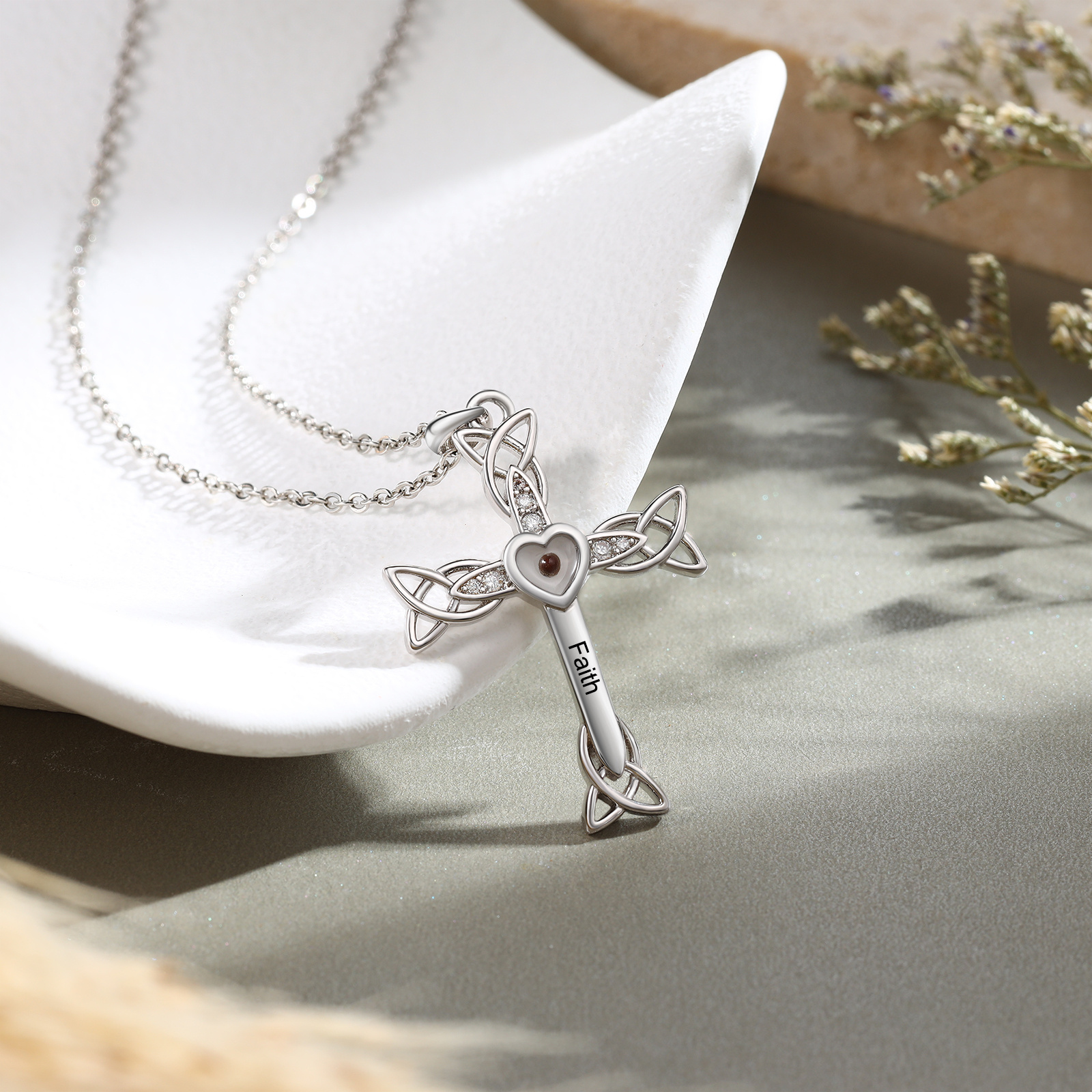 Halskette mit Senfkörnern, keltischem Knotenkreuz und Herz