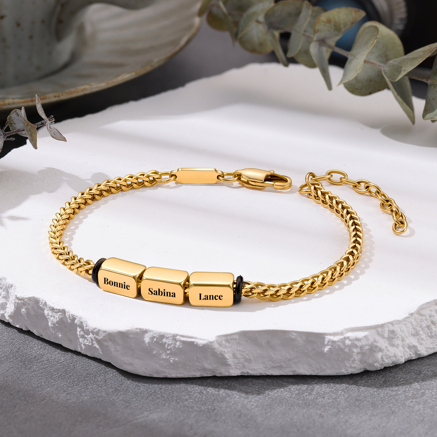 Personalisiertes Herrenarmband mit 2 bis 5 Namen goldfarbenes Cuban-Link-Armband Geschenk für Männer