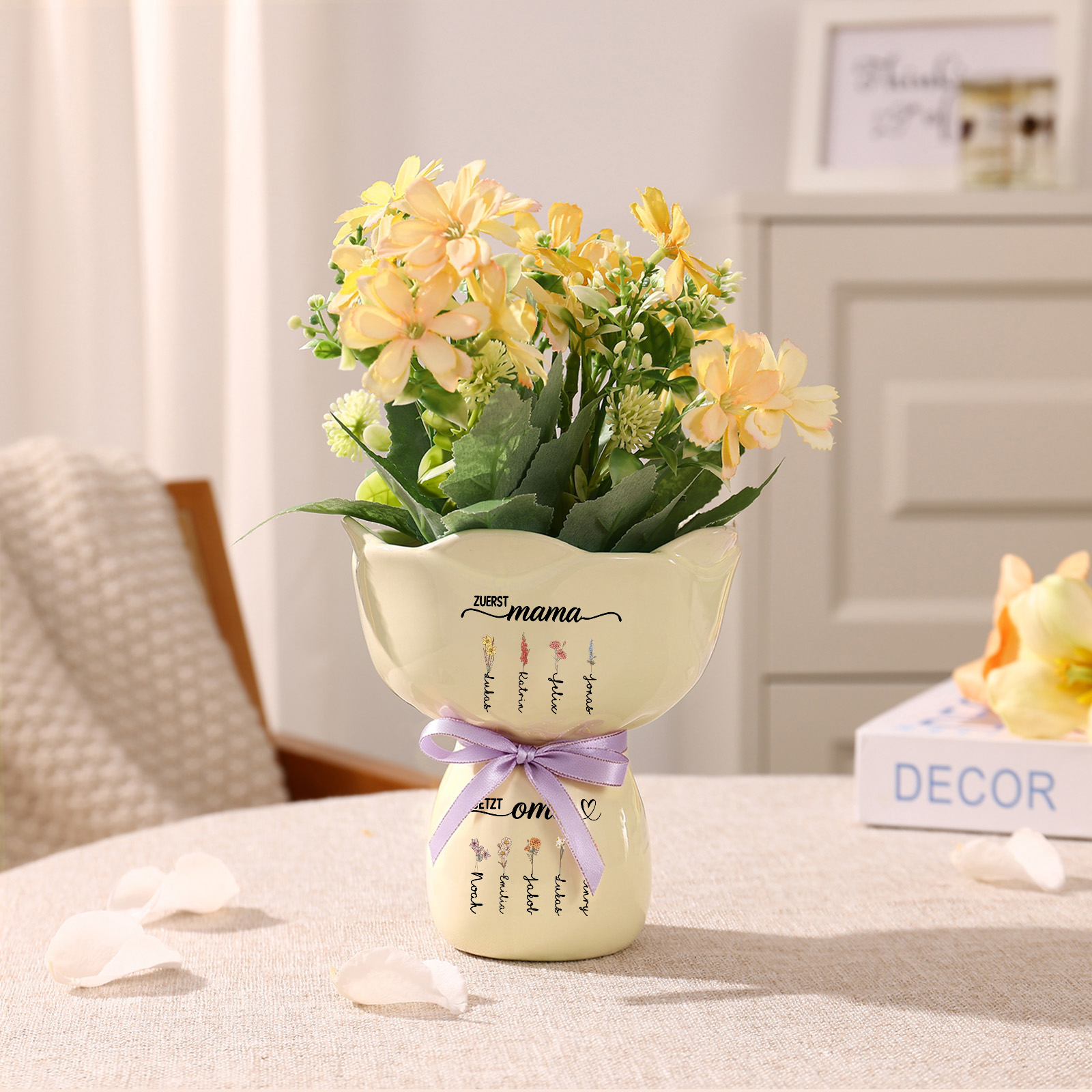 Personalisierte Keramikvase mit 2–12 Wunschnamen und Geburtsblumenmotiven im Blumenstrauß-Design Geschenk für Oma
