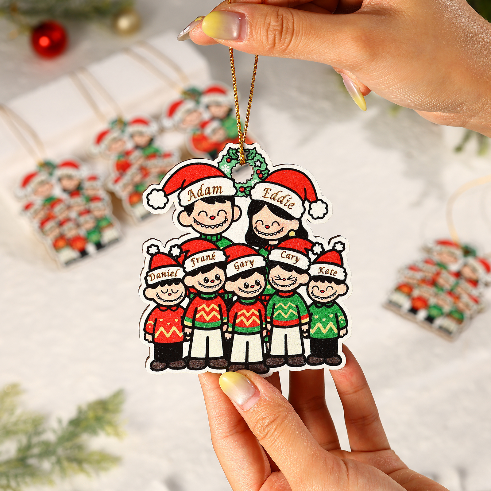 Personalisierter Weihnachtsanhänger aus Holz mit Cartoon-Familie