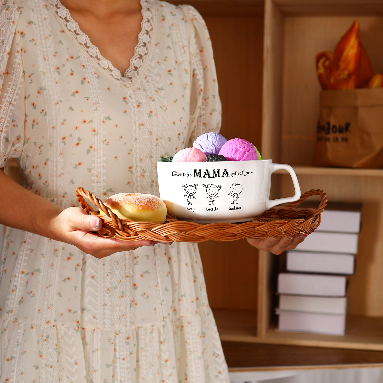 Personalisierte Mamatasse mit Strichfiguren und dem Spruch „Diese tolle MAMA gehört zu…“ – liebevolles Geschenk für Mama