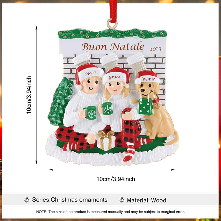 Famiglia sotto il camino-Ciondolo 2023 per albero di Natale 3 nomi personalizzabili