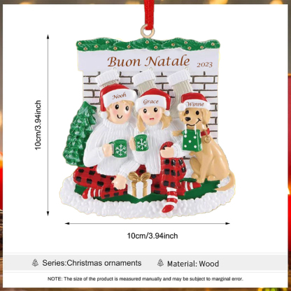 Famiglia sotto il camino-Ciondolo 2023 per albero di Natale 3 nomi personalizzabili