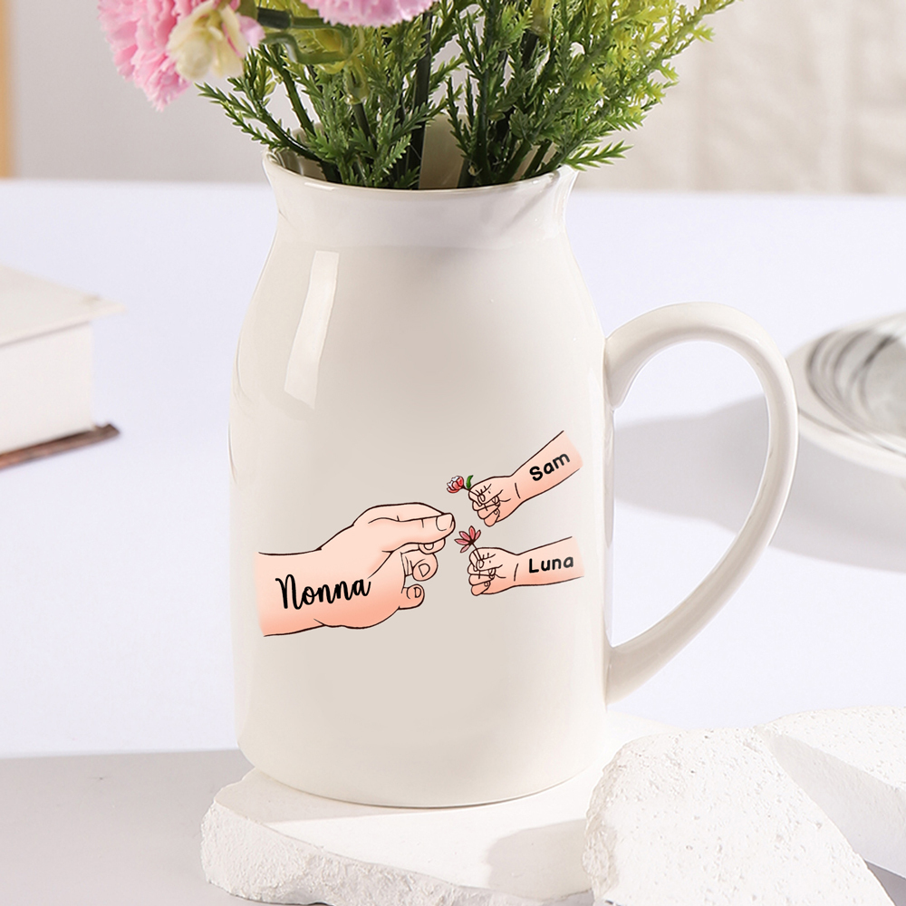 Vaso di ceramica con mano passando il fiore 3 nomi personalizzati per nonna/mamma