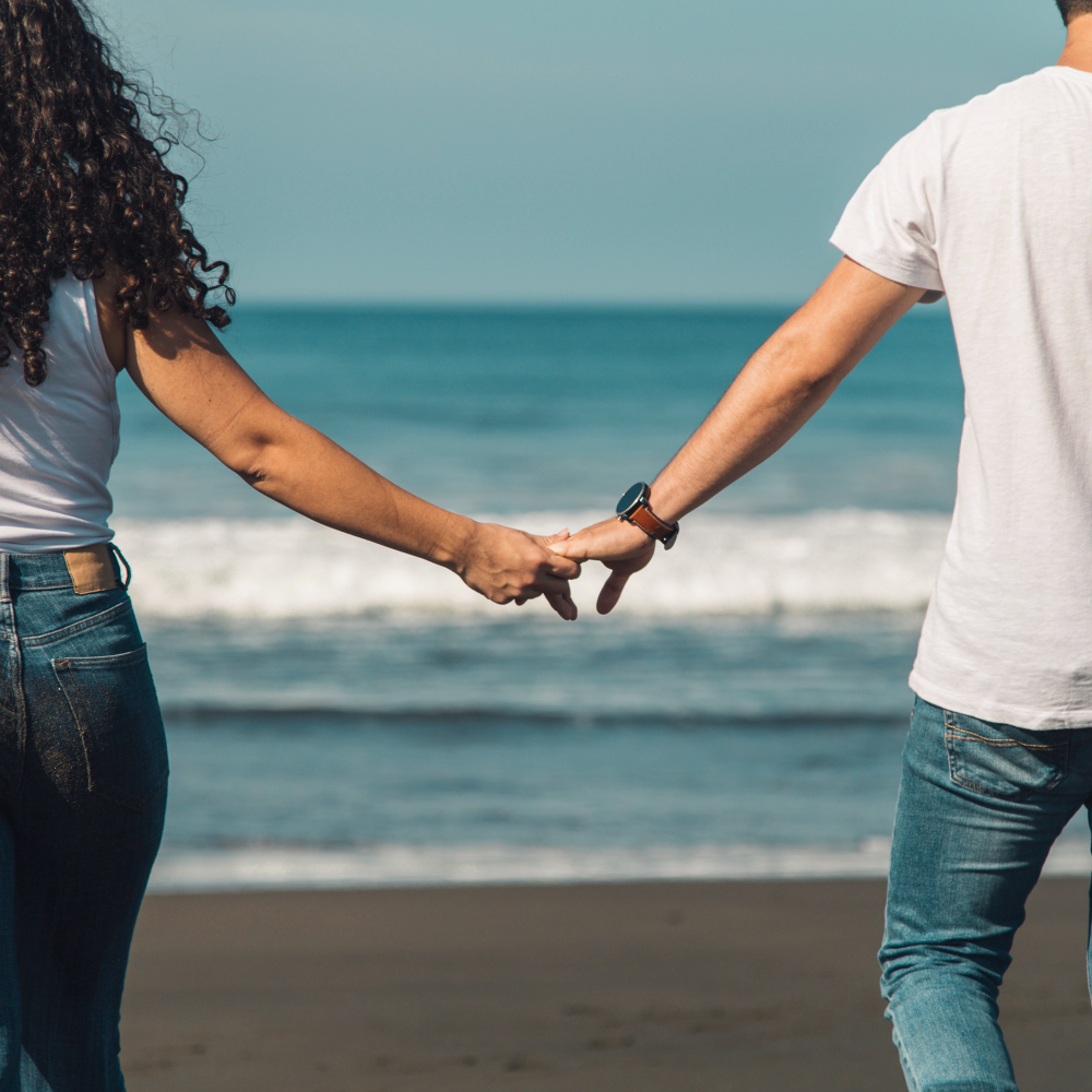 Questo portachiavi personalizzabile è un prezioso simbolo di amore e connessione per una coppia speciale. Creato con grande attenzione ai dettagli, è pensato per catturare i momenti più significativi di una relazione unica.

Il portachiavi è realizzato con materiali di alta qualità, garantendo la durata nel tempo, proprio come l'amore che lega la coppia. È un design elegante e sobrio, che mette in risalto la foto personalizzata.

Al centro del portachiavi, si trova una cornice delicata e raffinata, appositamente progettata per ospitare una foto speciale della coppia. Potete scegliere un'immagine che catturi un momento significativo della vostra storia insieme, come un viaggio romantico o un'occasione speciale. La foto verrà incastonata con cura e protezione, mantenendo vivo il ricordo di quei momenti speciali.

Ai lati della cornice, sono incisi i nomi dei due membri della coppia, con cura e precisione. Questi nomi rappresentano l'essenza dell'amore che condivide la coppia, il legame unico che li unisce. I nomi sono circondati da piccoli cuori, simboli dell'affetto e della passione che permeano la vostra relazione.

Il portachiavi personalizzabile è progettato per essere pratico ed elegante, perfetto per tenere le chiavi organizzate e sempre a portata di mano. È un modo discreto ma significativo per portare con sé un ricordo prezioso della vostra relazione ovunque andiate.

Questo portachiavi personalizzato rappresenta l'amore, la felicità e la complicità che solo una coppia unica può comprendere. È un omaggio toccante e significativo per celebrare il vostro amore e la vostra connessione speciale. Ogni volta che entrambi vedrete questo portachiavi, ricorderete il profondo legame che condividete e il viaggio che avete intrapreso insieme, facendo sì che il vostro amore continui a crescere e prosperare nel corso degli anni.