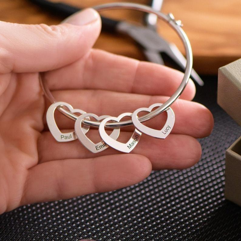 Braccialetto con 4 nomi personalizzati e 4 ciondoli di cuore per donna