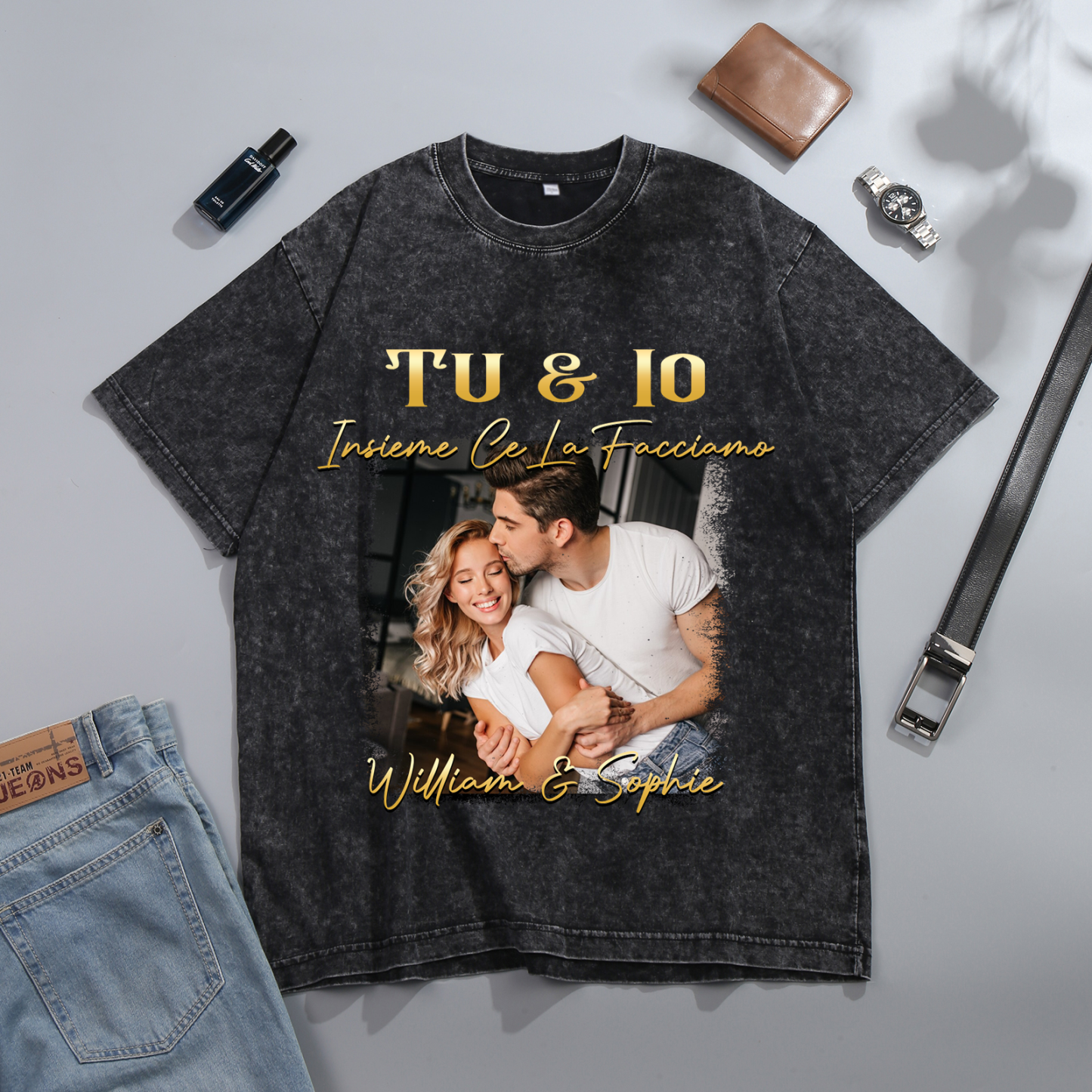 Maglietta Personalizzata per Coppie - con 2 Nomi Personalizzati e 1 Foto - "TU & IO, Insieme Ce La Facciamo" - Regalo di San Valentino per Lui/Lei | Jessemade