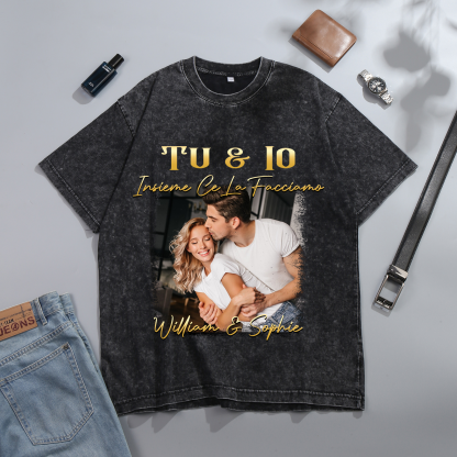 Maglietta Personalizzata per Coppie - con 2 Nomi Personalizzati e 1 Foto - "TU & IO, Insieme Ce La Facciamo" - Regalo di San Valentino per Lui/Lei | Jessemade